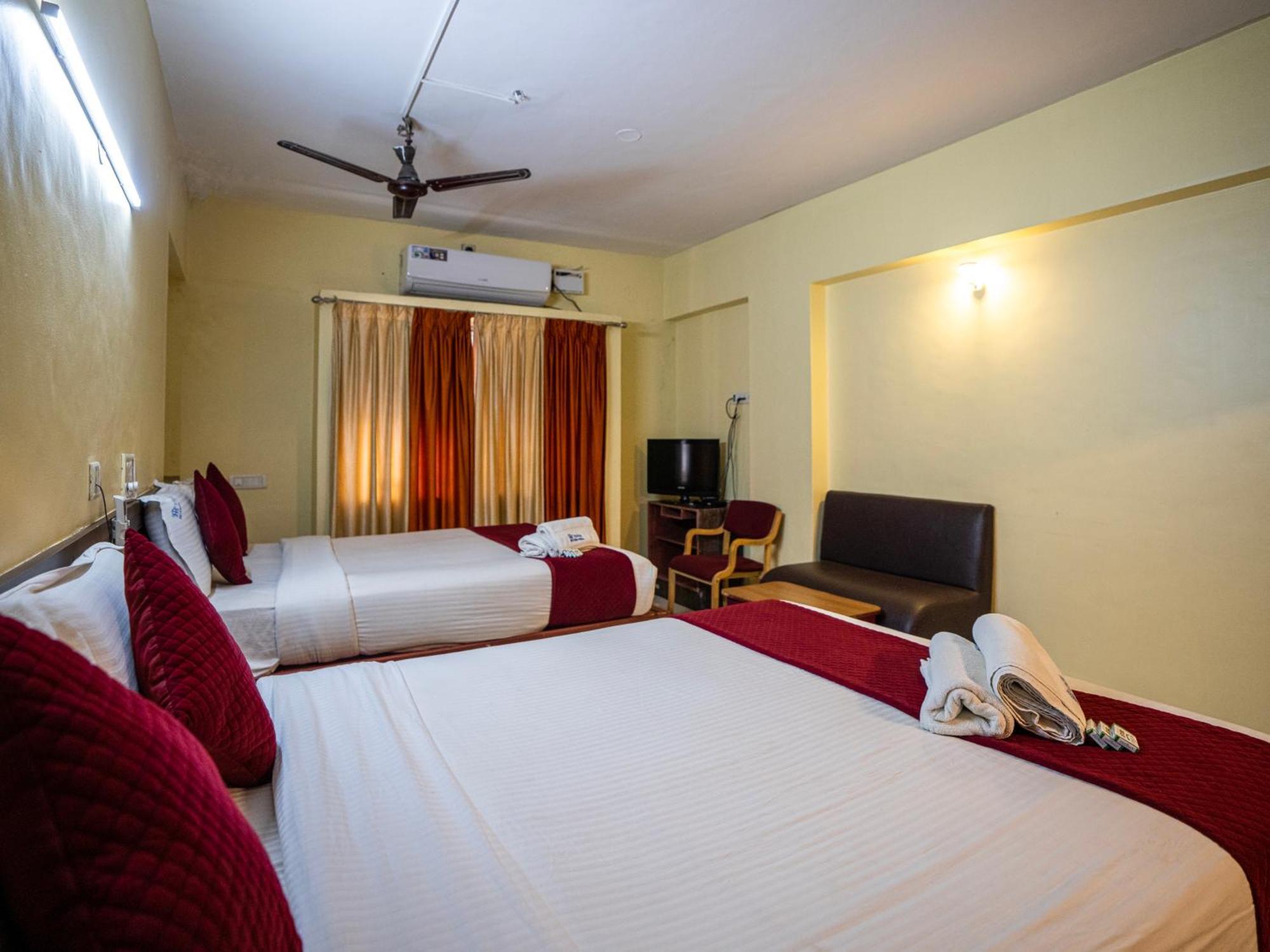 Hotel Vyshak International Mysore Esterno foto