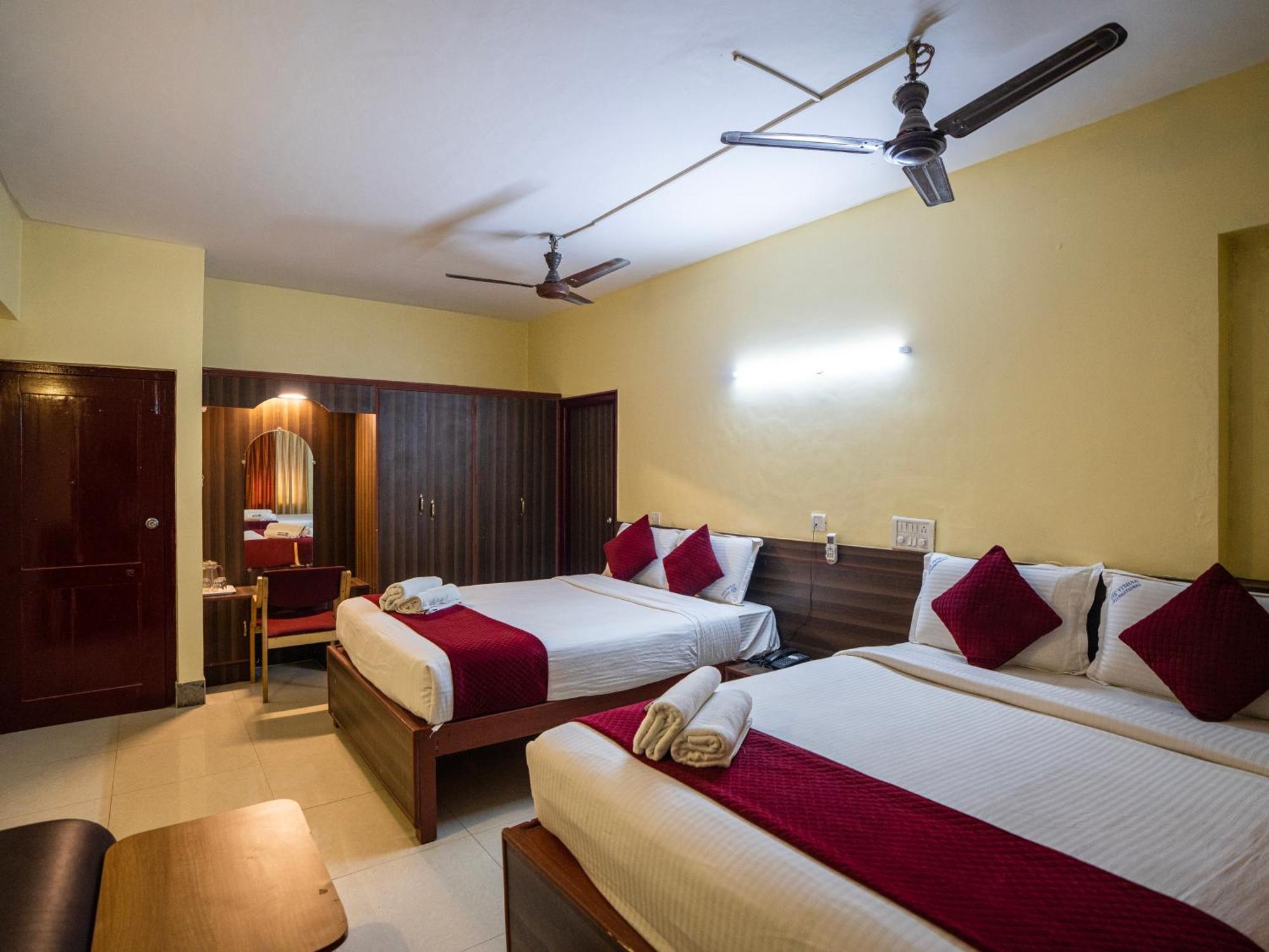 Hotel Vyshak International Mysore Esterno foto