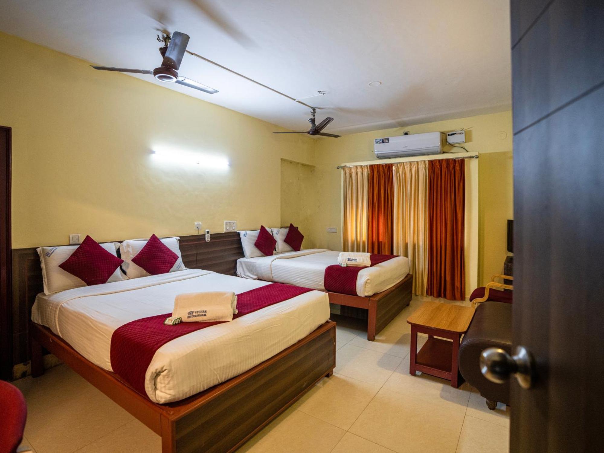 Hotel Vyshak International Mysore Esterno foto